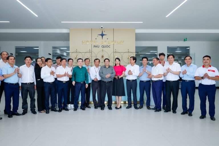 HOTEL ACADEMY VIETNAM (VET BY EHL) HONORED TO WELCOME THE PRIME MINISTER AND DELEGATION FOR AN OFFICIAL VISIT AND WORKING SESSION